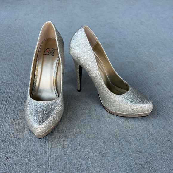 Champagne/ Gold Glitter Heels - Worn Once - Fits like size 8 - Picture 6 of 7